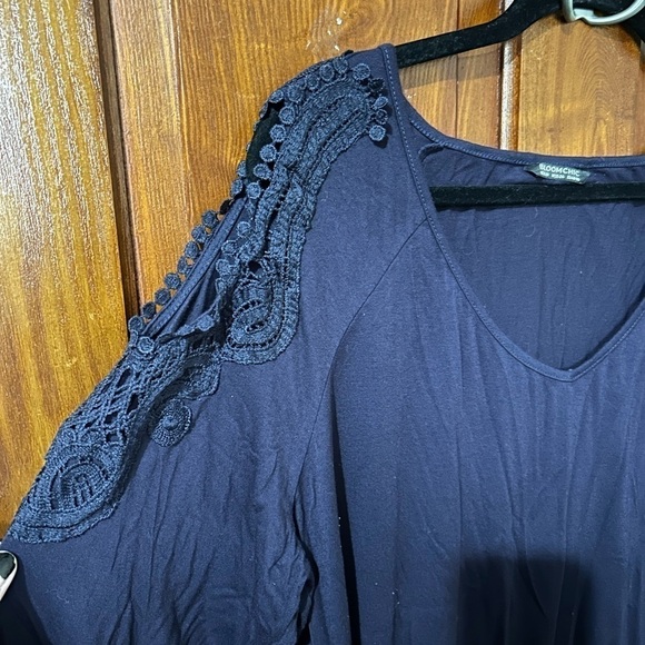 18-20 - BloomChic Cold Shoulder Top - Picture 2 of 6